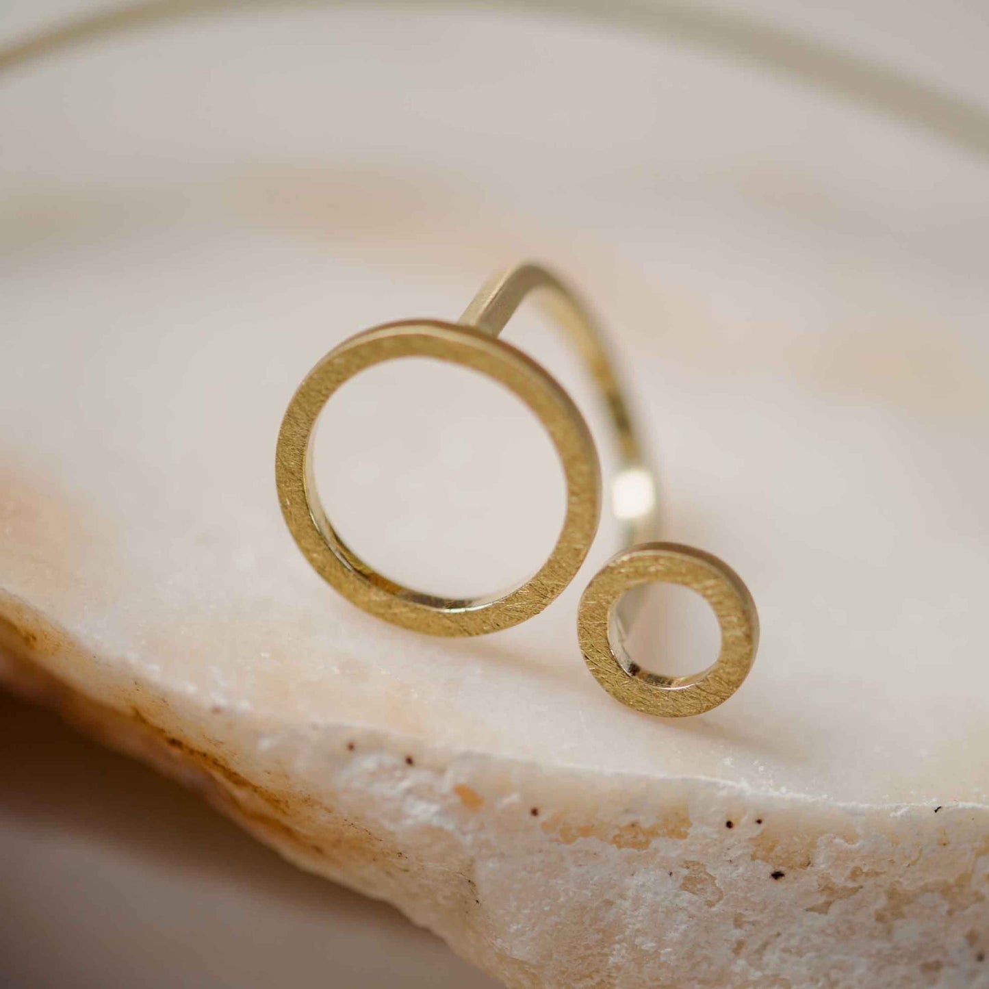 Der Ring CIRCULAR besteht aus 925er Sterlingsilber sowie einer Vergoldung
