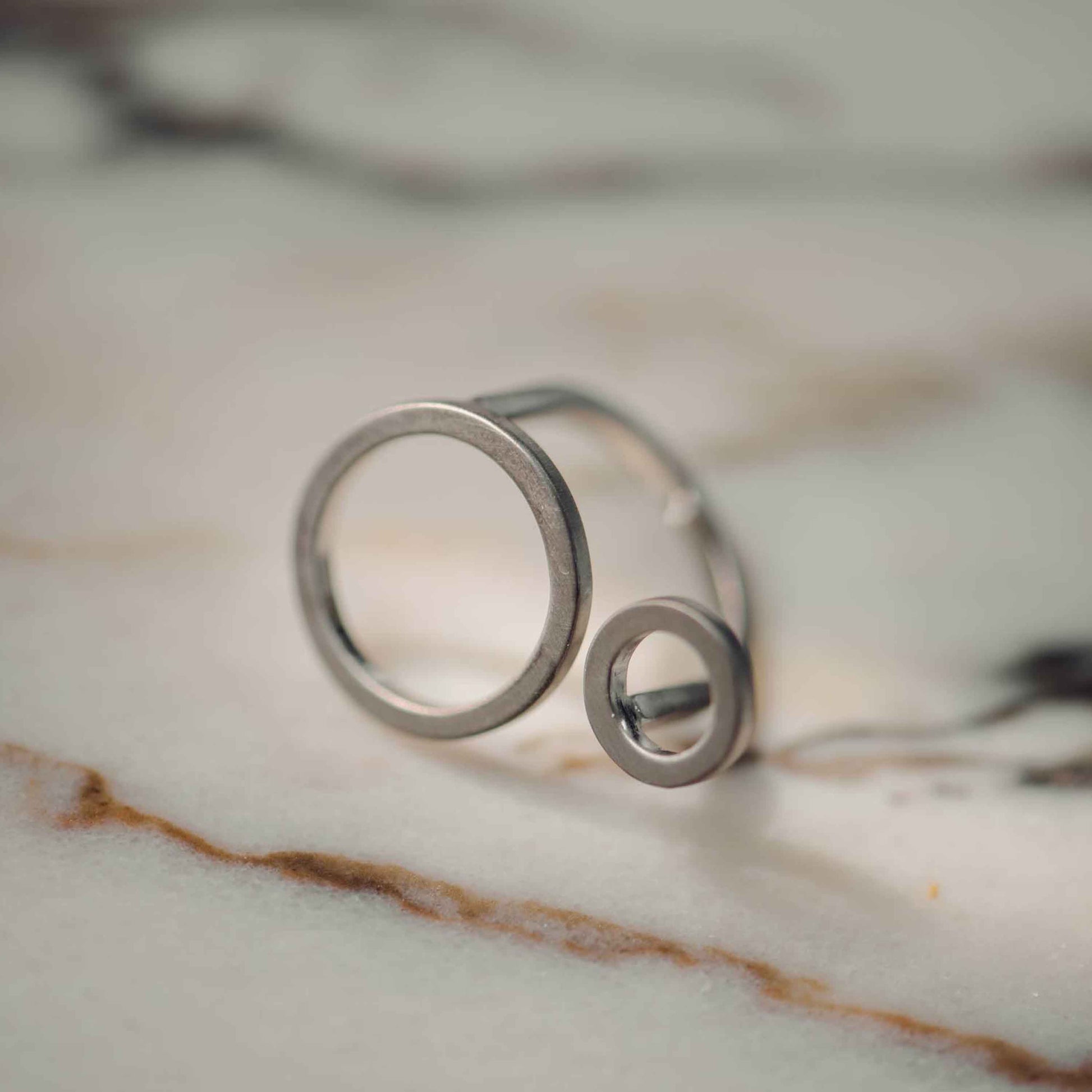 Der Ring CIRCULAR besteht aus 925er Sterlingsilber und einer dünnen Schicht Rhodium