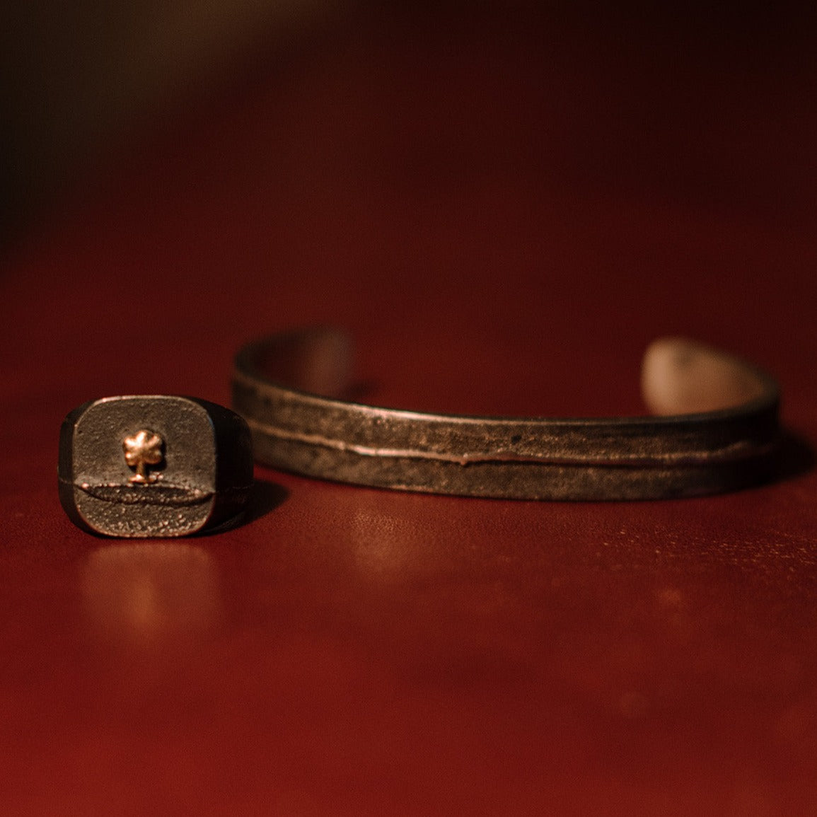 Das Set OAK enthält einen Armreifen sowie einen Siegelring. Diese bestehen aus recyceltem Silber, einer Vergoldung und Sand