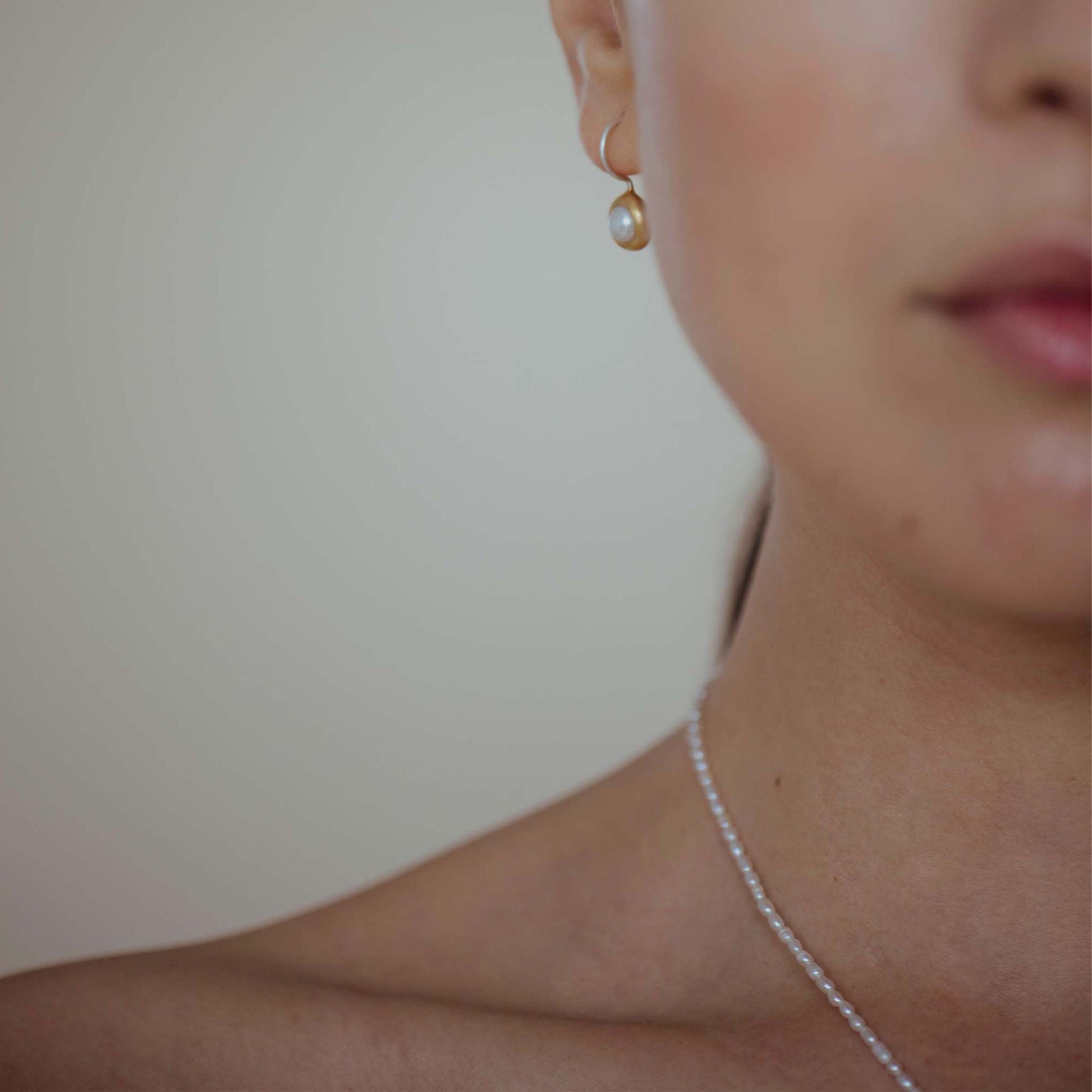 Perlenohrhänger und Perlenkette