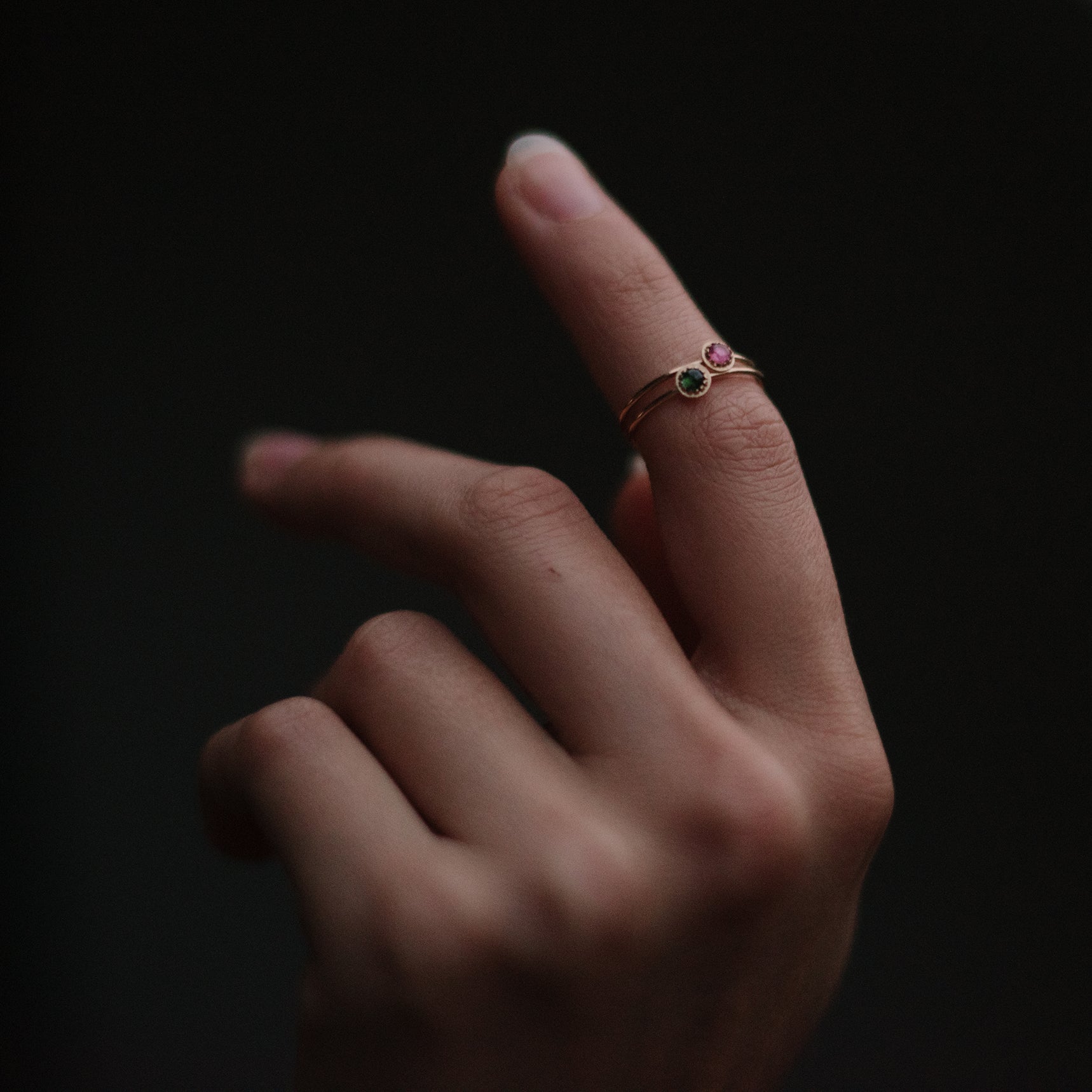 Der vergoldete Ring UTOPIA besteht aus einem recycelten Turmalin-Edelstein der Farbe Grün