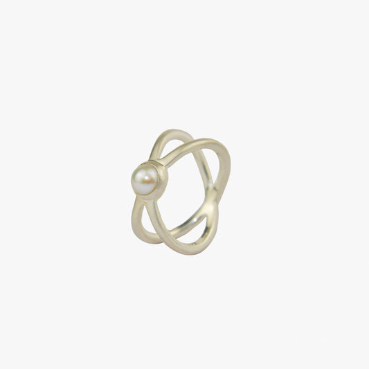 Der Ring OLA besteht aus 925er Sterlingsilber und einer Süßwasserperle