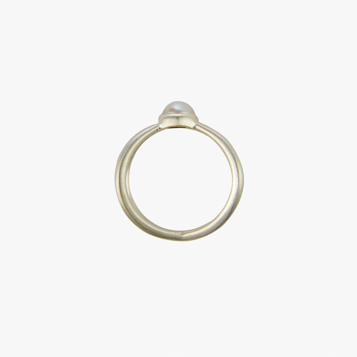 Der Ring OLA besteht aus 925er Sterlingsilber und einer Süßwasserperle