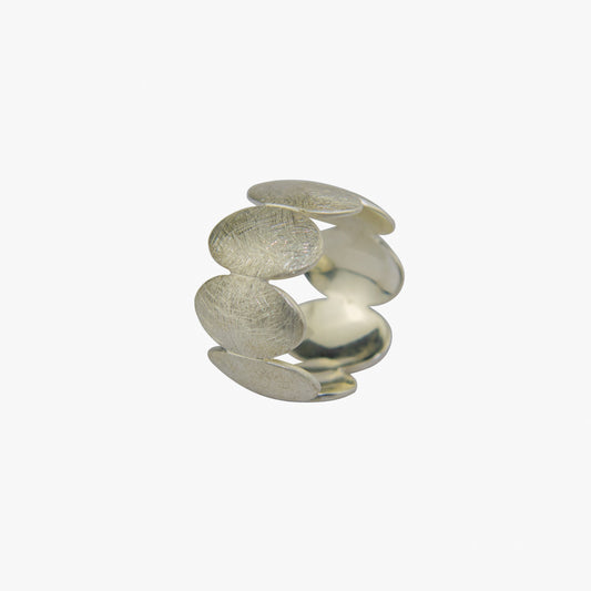 Der Ring FILO besteht aus 925er Sterlingsilber