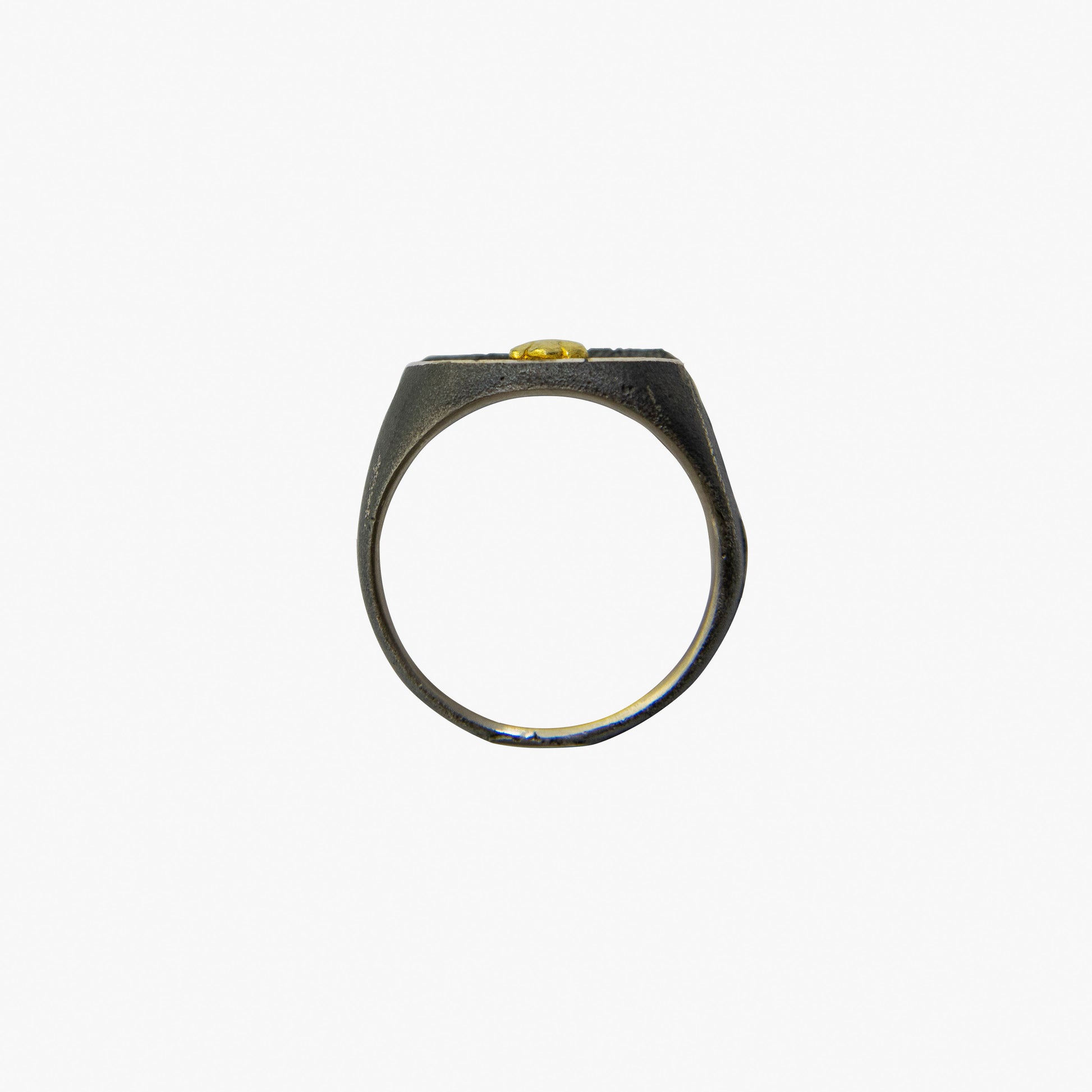 Der Ring OAK besteht aus recyceltem Silber und Sand