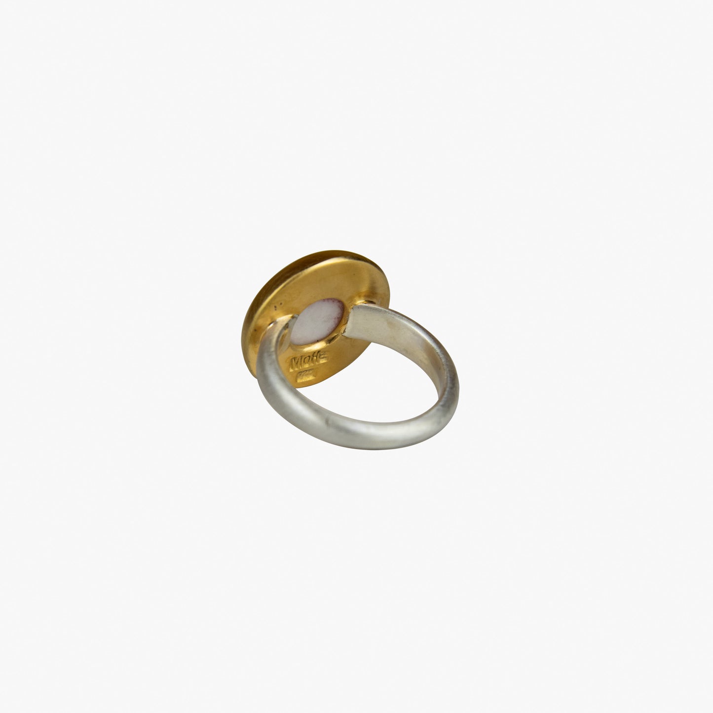 Der Ring OHM No.2 besteht aus Sterlingsilber, einer galvanischen Vergoldung sowie Porzellan
