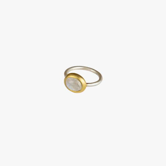Der Ring MOX besteht aus Sterlingsilber, einer galvanischen Vergoldung sowie einem Regenbogen-Mondstein