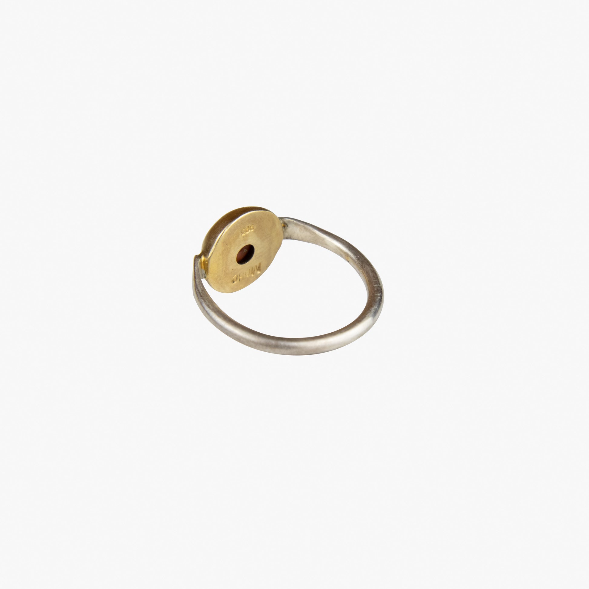 Der Ring PUTU besteht aus Sterlingsilber, einer galvanischen Vergoldung sowie einem Korall-Stein