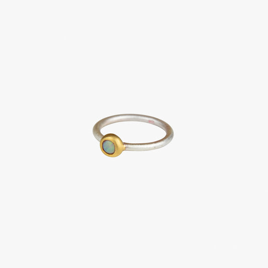 Der Ring PALOMA besteht aus Sterlingsilber, einer galvanischen Vergoldung sowie einem Opal-Stein