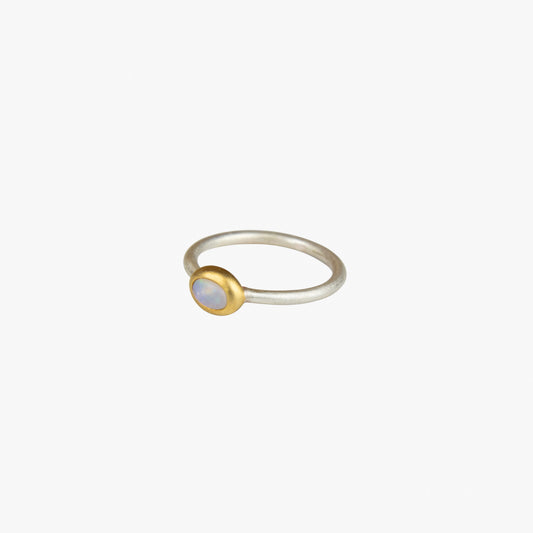 Der Ring OPHELIA besteht aus Sterlingsilber, einer galvanischen Vergoldung sowie einem Opal-Stein