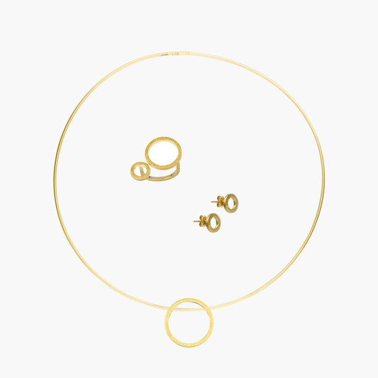 Das MAXI Set CIRCULAR beinhaltet einen Ring, zwei Ohrstecker sowie eine Kette mit Anhänger. Diese bestehen aus 925er Sterlingsilber sowie einer Vergoldung
