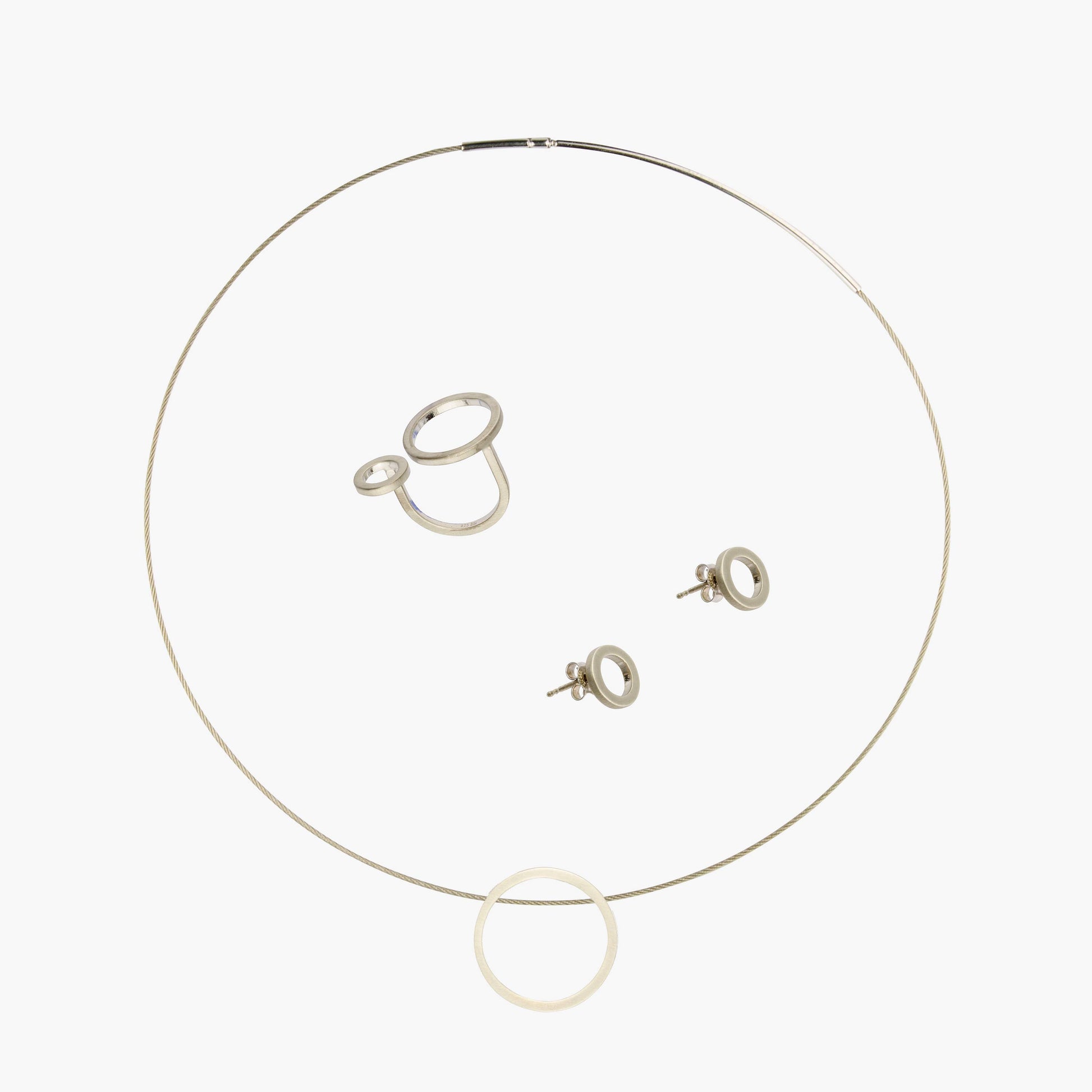 Das MAXI Set CIRCULAR beinhaltet einen Ring, zwei Ohrstecker sowie eine Kette und Anhänger. Diese bestehen aus 925er Sterlingsilber und einer dünnen Schicht Rhodium